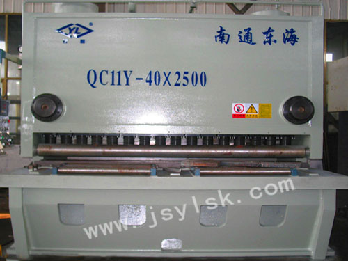 QC11Y-40*2500液(yè)壓閘式剪(jian)闆機