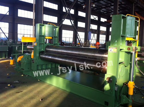 液(ye)壓三輥對(duì)稱式卷闆(pan)機