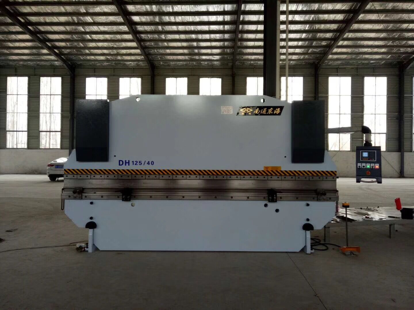 東海(hǎi)折彎機