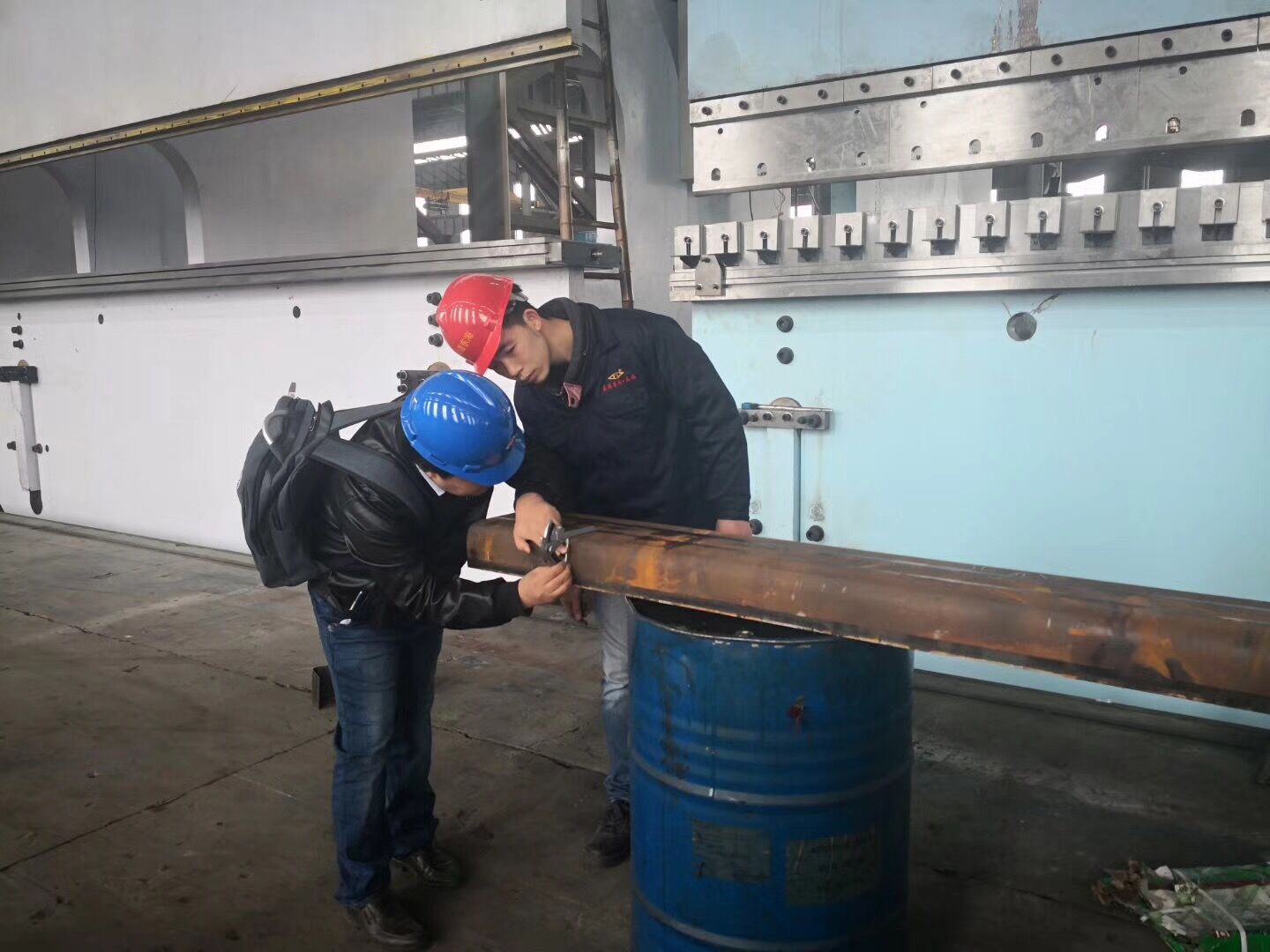 東海數控(kong)折彎機試(shì)機