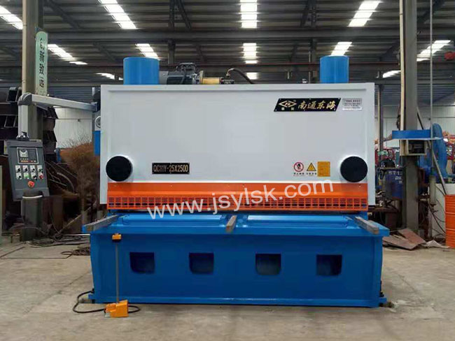 QC11Y-25*2500液(yè)壓剪闆(pǎn)機