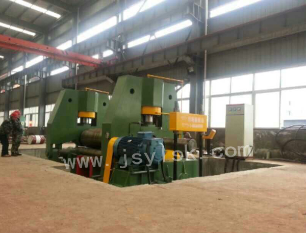 大型上輥萬能(neng)式卷闆機